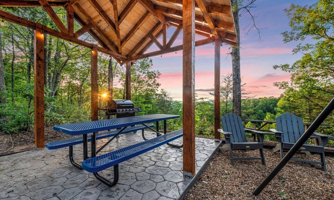 Sevierville Cabina | New Smoky Mtn Cabin for Fall:Theater/Karaoke/Game Room,Majestic Views,Decks