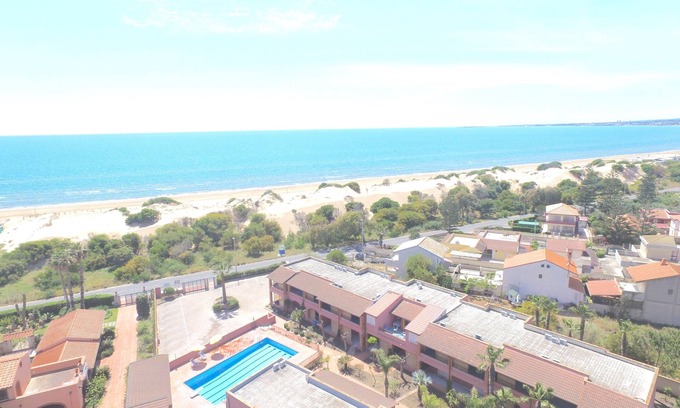 Santa Maria del Focallo Apartamento | Residencial con piscina comunitaria, parking, Wi-Fi a 30 metros de la playa