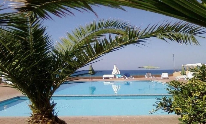 Lu Bagnu Complejo | Residencia a 50 m de la playa con acceso privado, 2 piscinas, jardines y deportes.