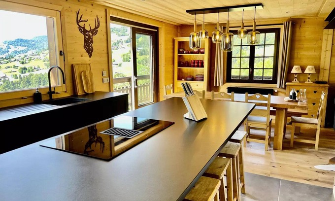 Flumet Chalet De Esquí | Residence Chez Simone - Chalet Simone overlooking a typical village in Val d'Arly