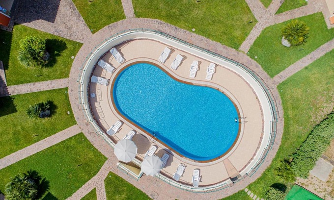 Tergu Apartamento | Residenza Le Farfalle 'A' with Garden View, Wi-Fi and Air Conditioning