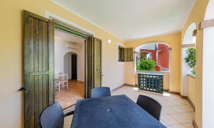 Tergu Apartamento | Residenza Le Farfalle 'Two-Room Apartment B' with Garden View, Shared Pool