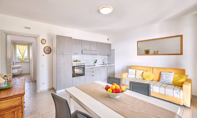 Pastrengo Apartamento | Residenza Pastrengo - apartment Girasole with pool and terrace