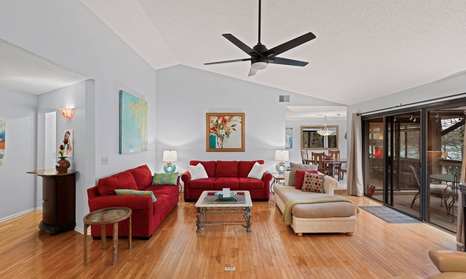Salem Condominio | Resort Amenities, Dog Friendly, Keowee Lakefront, 5 Star Clean, Modern Vibe.