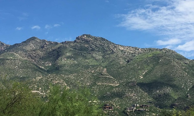 Tucson Condominio | Condominio privado en las hermosas estribaciones de Tucson. Vistas al campo de golf y montañas!