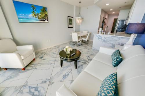 Downtown Myrtle Beach Apartamento | Resort condo w fire pit & balcony
