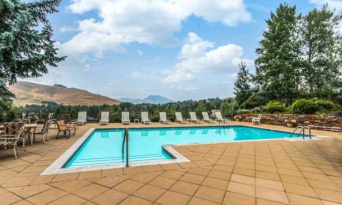 Elkhorn Village Condominio | Resort condo with shared pools & hot tub - minutes from hiking, skiing, & dining