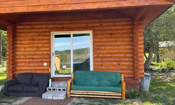 Central Lake Complejo | Resort in the works with AC in East Jordan. Pet friendly on Scott’s lake.