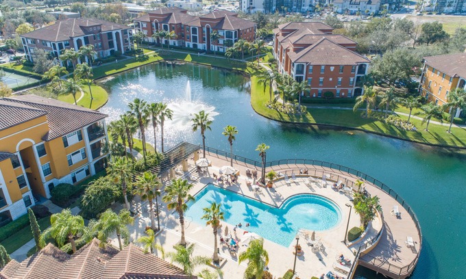 Sarasota Condominio | Resort-like setting a short drive to beaches and downtown, new vinyl plank floor