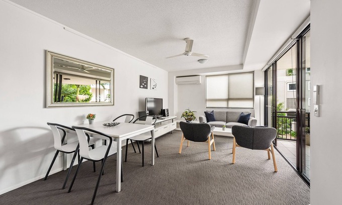 Kangaroo Point Apartamento | Resort Living < 10mins CBD ~ 2Bed / 2Bath / 1Car