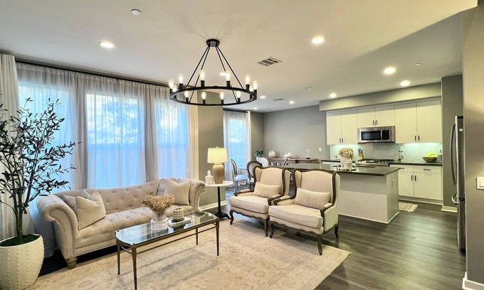 Lake Forest Casa | Resort living 3 bedroom modern apt with backyard