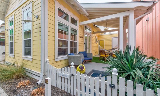 Port Aransas Cabina | Resort Pools, Pet Friendly, Golf Cart Boardwalk to Beach
