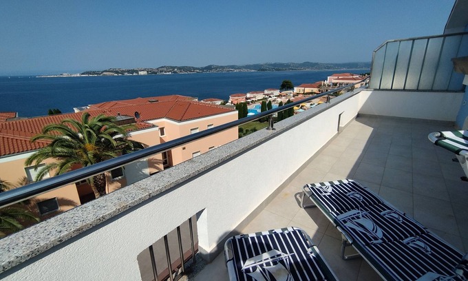 Crveni Vrh Complejo | Resort Skiper Monte Rosso Family Apartment with direct Seaview