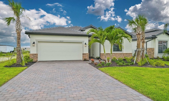 Estero Casa | Resort Style Amenities - 4 bedroom, 3 bath home - 30 min to beaches.