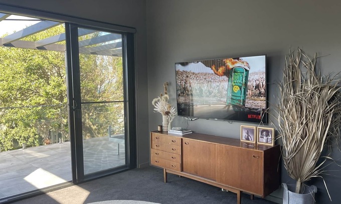 Narraweena Casa | Resort-Style Family Entertainer With Ocean Views
