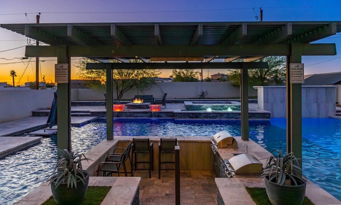 Lake Havasu City Casa | Resort Style Home | Swim Up Bar | Spa | Firepit