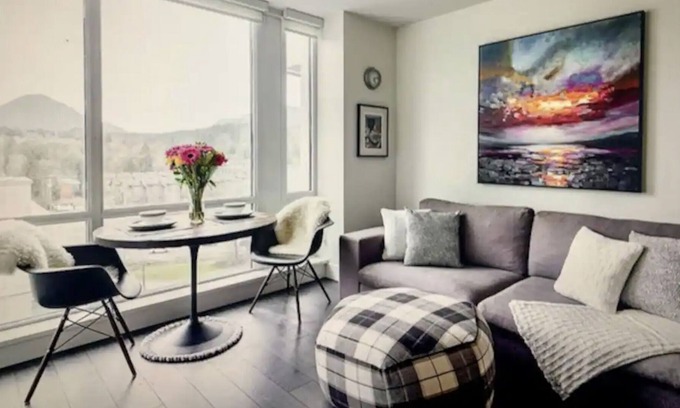 District of North Vancouver Apartamento | Resort Style Living apartment with mountain view, pool, gym and more!