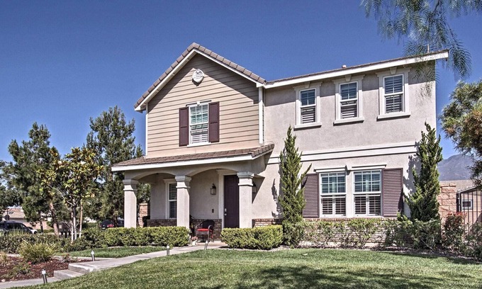 Fontana Casa | Resort style living with fitness and sport courts for vacations or professionals