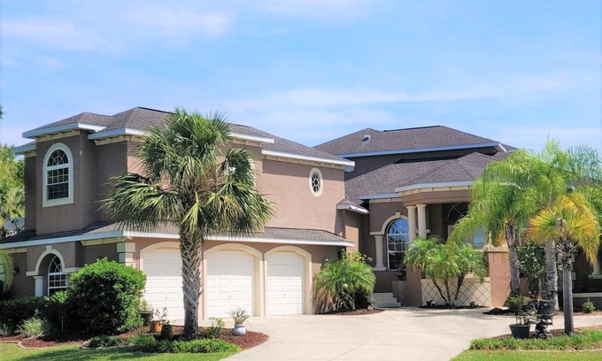 Dixie Shores Casa | Resort Style Pool, Dock, Pickleball, Kayaks, + so much more!