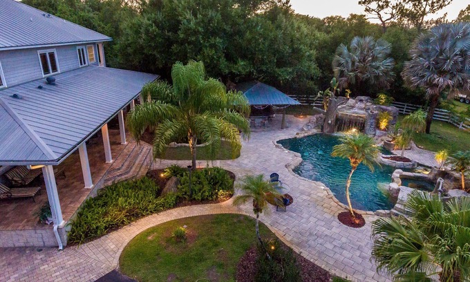 Greater Northdale Casa | Paso en el sur de la vida con una piscina estilo resort con un río perezoso y gruta!