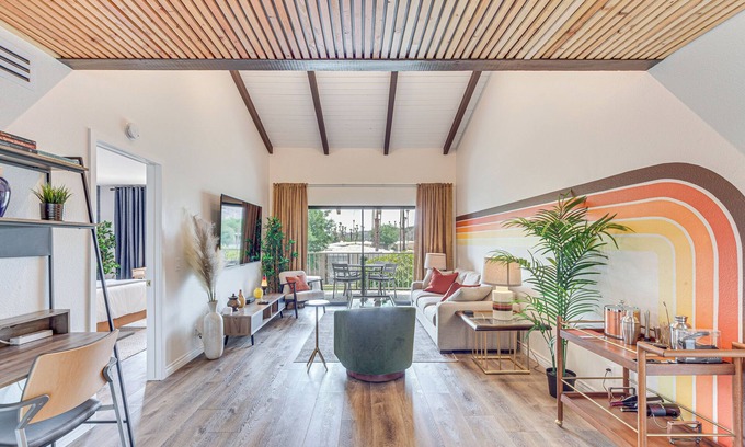 Canyon Corridor Condominio | Resort-Style Pools: Vibrant Condo in Palm Springs