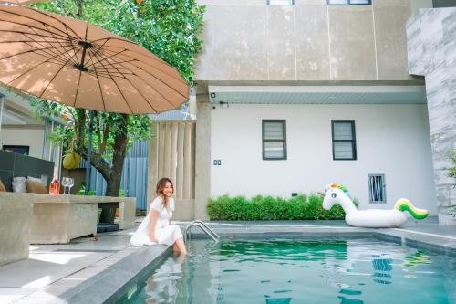 Bacolod Apartamento | Resort type Family room for 4 to 5pax with pool