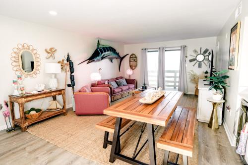 Tybee Island Apartamento | Resort views - Huge Balcony - Steps to the beach!