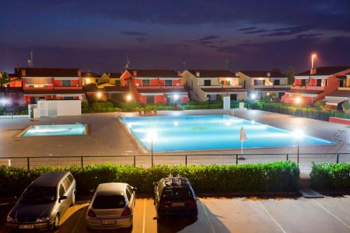 Caorle Apartamento | RESORT VILLAGE AQUA MARINA FAMILY - Daily Rooms Tidying - CocktailsBar- Pet Friendly - with Hypermarket - Delivery Restaurant-Pizzeria - Room Breakfast with supplement - Ultra Fast Wi-Fi - Play Area for children - Olympic Swimming Pool - Parking