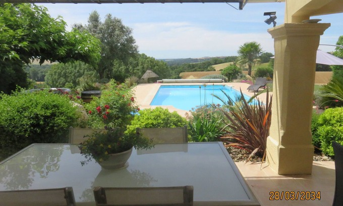 Montestruc-sur-Gers Casa | Rest and relaxation assured in this villa without opposite
