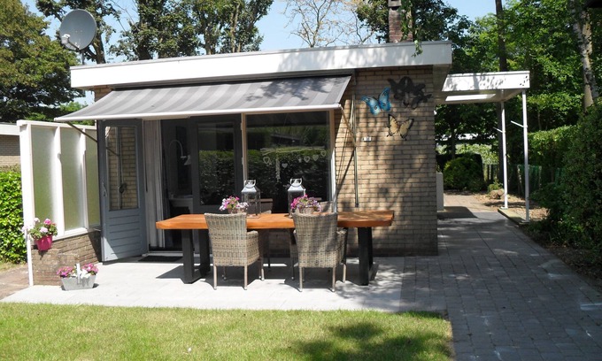 Baarland Casa | Descanso, chimenea, mar, eso es lo que nuestro bungalow de vacaciones puede ofrecerle.