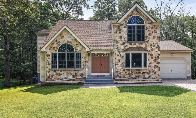 East Stroudsburg Casa | Rest in our Nest! Cozy Pocono Mtn Retreat.