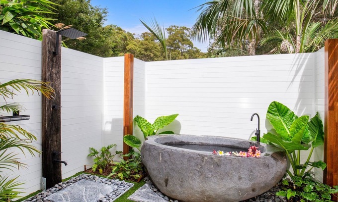 Umina Beach Casa | Rest - Pet Friendly with Outdoor Bath - 3 Mins Walk to Beach