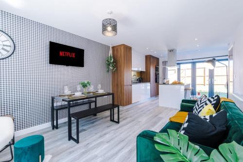 Failsworth Casa | Rest&Recharge at Waterway House (4 Bedrooms, 7 Beds, 2 Bathrooms, Free parking)