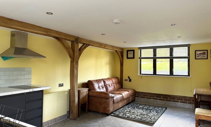 London Borough of Bromley Casa | Restful Break Apartment close to Hiking Park & Chislehurst Caves - Badger