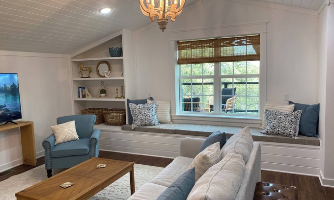 Waco Casa | Restful Country View near Waco w/deck!