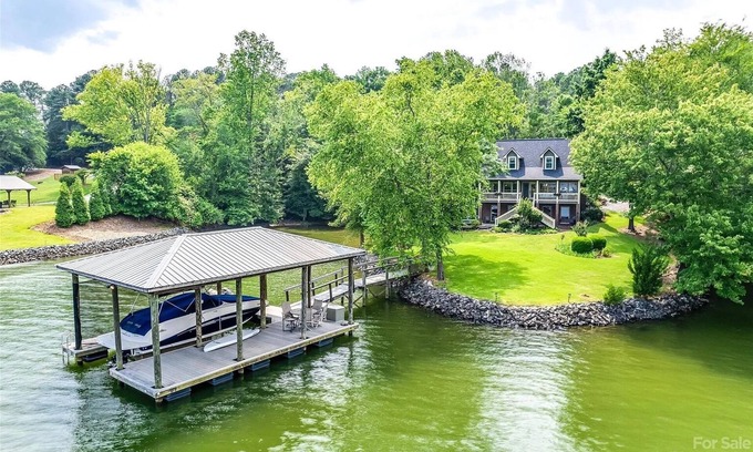 Rock Hill Casa | Impresionante Propiedad Frente al Lago, Cerca de Charlotte