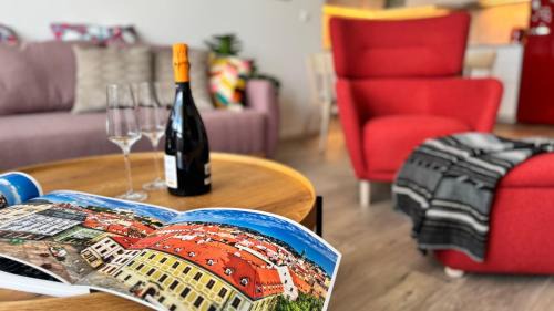 Ruzinov Apartamento | Restful Moments with 2x Bathroom and 2x Bedroom with King Beds, Parking and Workspace