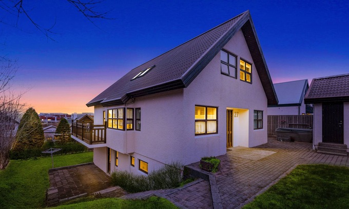Breidholt Apartamento | Restful Retreat in the Suburbs.