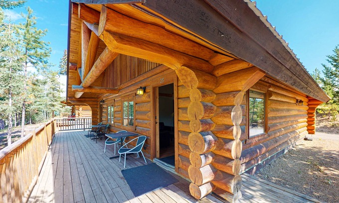 Lac Le Jeune Cabina | Restful rustic retreat with deck, full kitchen, & complimentary internet