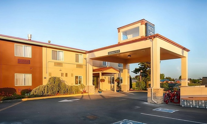 Sequim Complejo | Restful Stay at Red Lion Inn & Suites Sequim! Pool, Free Breakfast and Parking!