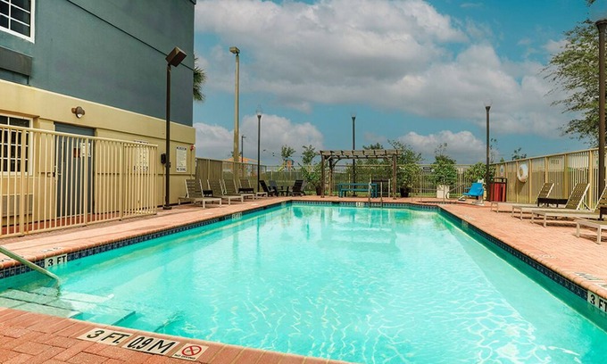 Doral Hotel | Restful Stay in Doral | Pool, Gym, Free Parking, BBQ, Pet-friendly!