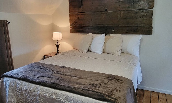 Chariton Otro | Restored 1880's Mallory Estate farmhouse on 20 manicured acres