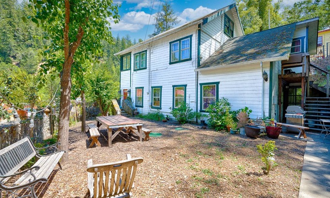 Cazadero Cama Y Desayuno | Restored 1890's Historic Inn near coast and hiking!