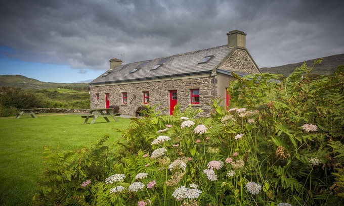 Caherdaniel Cabaña | Restaurada en el s. XVIII. Coastguard's Cottage en la orilla del hermoso estuario de Kenmare
