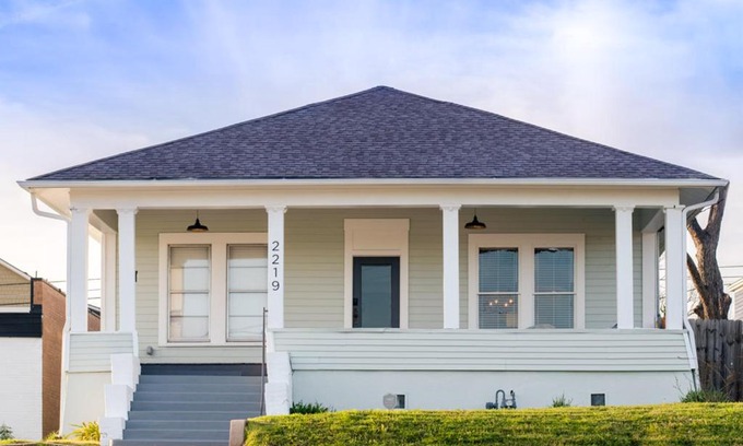 Austin Ave. Casa | Restored 1930s Uptown Bungalow 2 min. to Magnolia