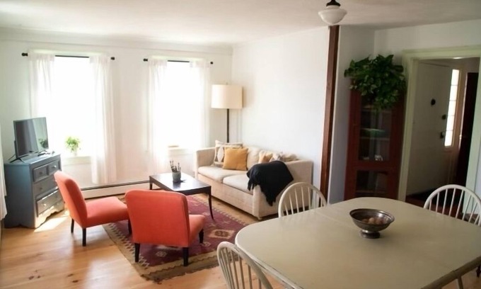 Hollowville Apartamento | Restored 19th century farmhouse apartment 1- charming farmland and town culture!