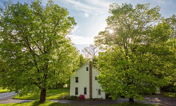 Hollowville Apartamento | Restored 19th century farmhouse apartment 2 -charming farmland and town culture!