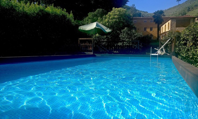 Sant'Andrea di Compito Casa | Granero restaurado con gran piscina y arroyo de montaña