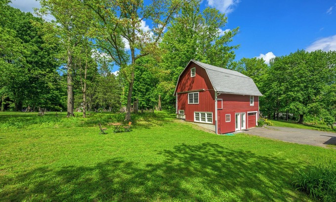 Hillsdale Casa | Restored Historic 1850s Barn "Carriage House" Studio @ Hillsdale Town Center