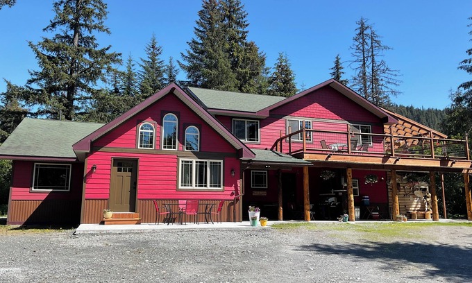 Bear Creek Cabina | Resurrection Peaks Lodge open May of 2025! Perfect for large groups.